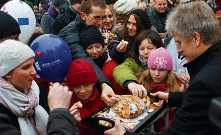 Prezydent Poznania Ryszard Grobelny częstował mieszkańców rogalem świętomarcińskim