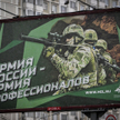 Napis „Armia Rosji - armia profesjonalistów” na propagandowym billboardzie w Moskwie