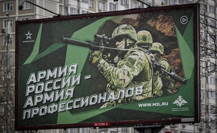 Napis „Armia Rosji - armia profesjonalistów” na propagandowym billboardzie w Moskwie