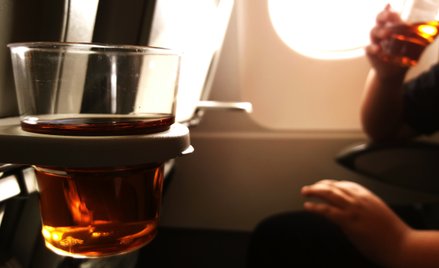 Alkohol wraca na pokład samolotów. Stewardessy protestują