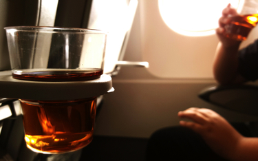 Alkohol wraca na pokład samolotów. Stewardessy protestują