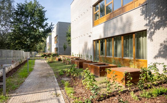 W szkole są kameralne przestrzenie z dostępem do ogrodów