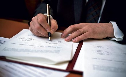 Pracodawca, który zwalnia grupowo, może szybciej rozwiązać umowy zawarte na czas określony