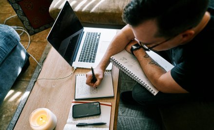 Info-influencerzy wykorzystują powszechnie dostępne narzędzia oparte o AI.