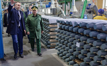 Minister obrony Rosji w fabryce amunicji