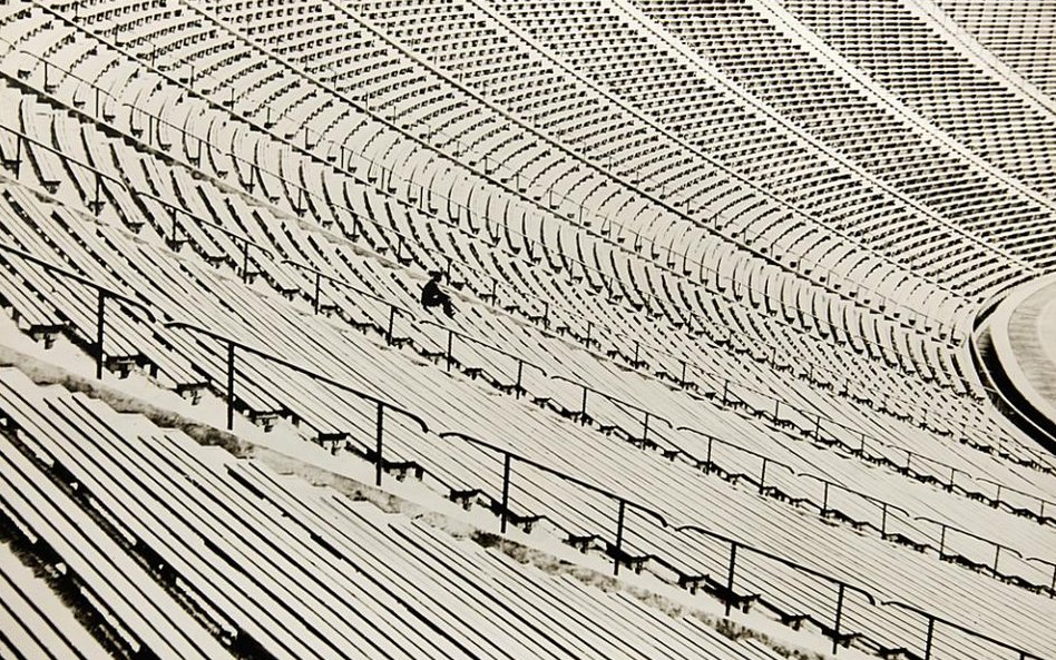 Jerzy Kosiński, „Rozmyślania na Stadionie / Man Before His Work”, 1956-1957, vintage print