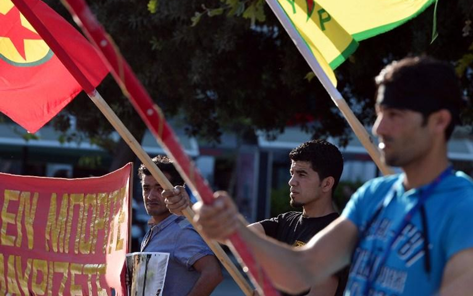 Członkowie PKK demonstrują przed ambasadą Turcji w Atenach