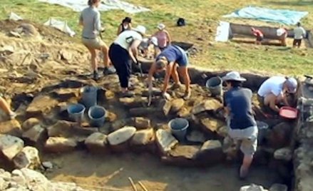 W budowie muru zastosowano długie kamienie „klamry”, które spajały fortyfikację