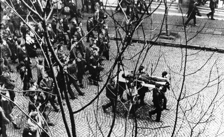 Demonstranci niosą ciało Zbyszka Godlewskiego. Był jedną z 45 ofiar wojska i milicji, do legendy prz