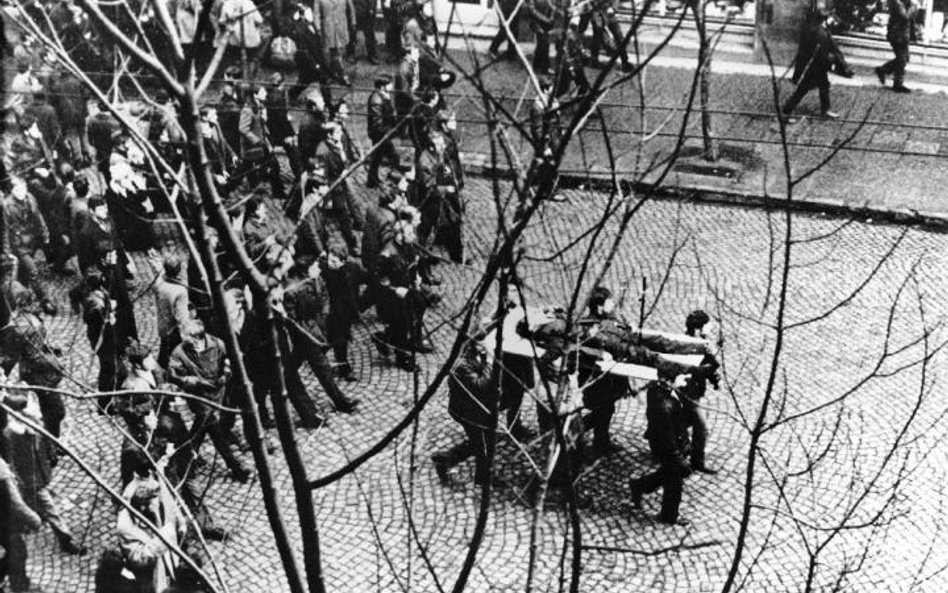 Demonstranci niosą ciało Zbyszka Godlewskiego. Był jedną z 45 ofiar wojska i milicji, do legendy prz