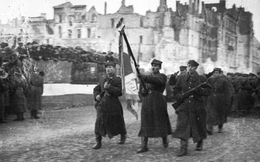Żołnierze 1 Armii WP w Warszawie podczas defilady, fotografia z 19 stycznia 1945 r.