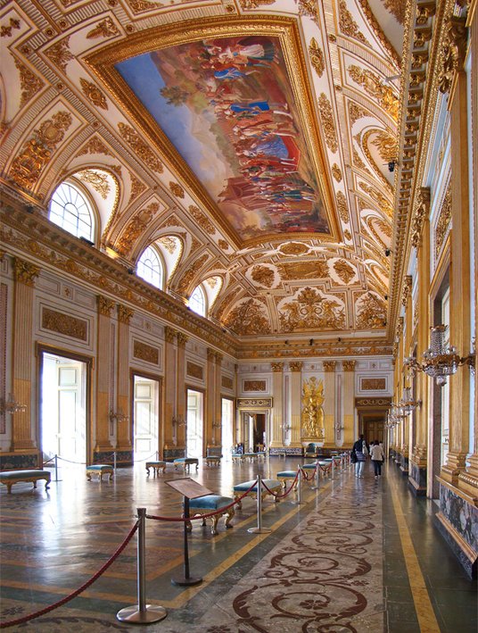 Sala tronowa w pałacu w Casercie.