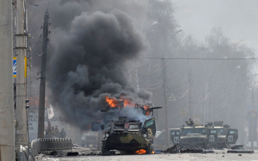 Płonący rosyjski transporter opancerzony, Charków, fotografia z 27 lutego