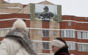 Billboard z hasłem "za zwycięstwo" na budynku w Moskwie