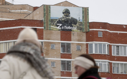 Billboard z hasłem "za zwycięstwo" na budynku w Moskwie