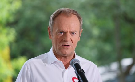 Przewodniczący Platformy Obywatelskiej Donald Tusk podczas konferencji prasowej przed siedzibą Senat