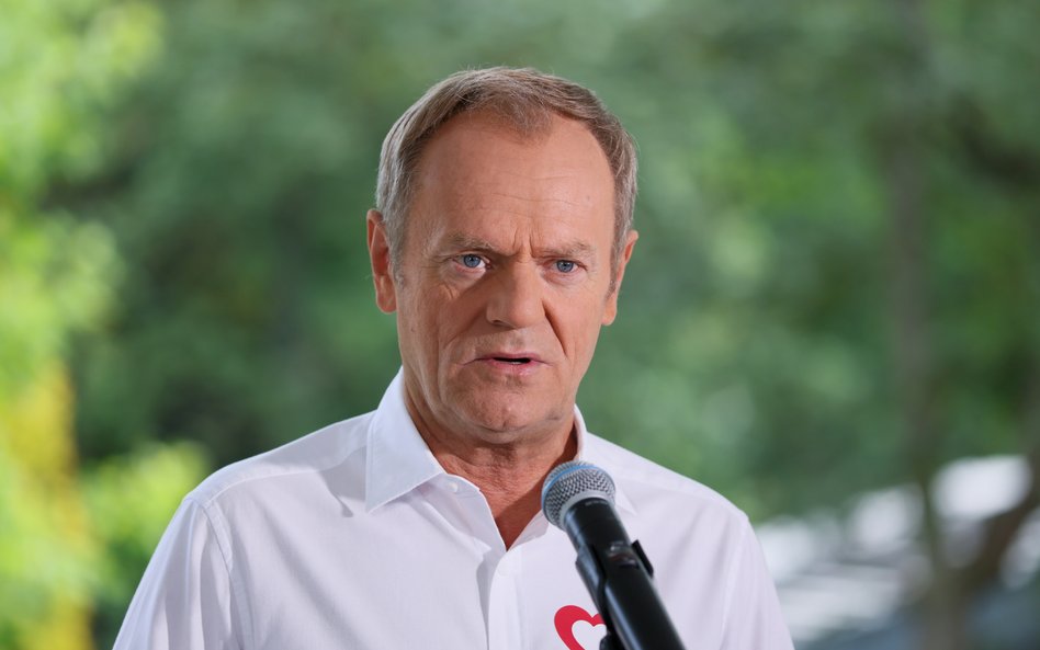 Przewodniczący Platformy Obywatelskiej Donald Tusk podczas konferencji prasowej przed siedzibą Senat