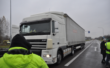 Przejazd ukraińskiej ciężarówki na Ukrainę przez protest przed przejściem drogowym w Dorohusku, 16 X