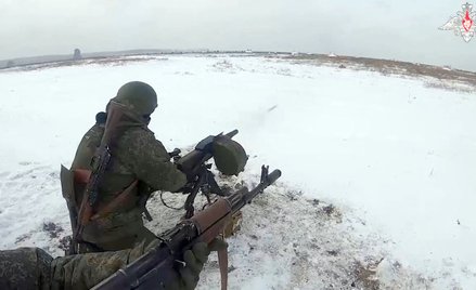 Rosyjski żołnierz w czasie ćwiczeń na Białorusi