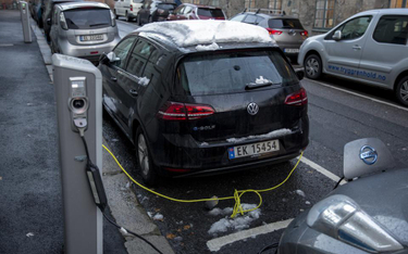 Bruksela dofinansuje budę sieci ładowania aut