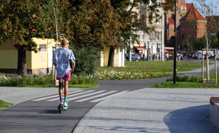 Na zebrze trzeba zejść z hulajnogi