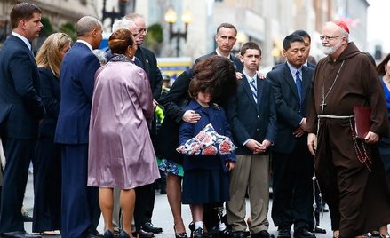 Gubernator Massachussetts Deval Patrick, kardynał Sean Patrick O'Mallley i rodzina najmłodszej z ofi