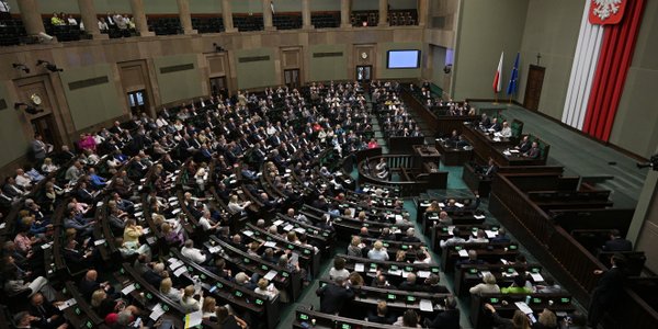 Sejm uchwalił ustawę o OKI: zwolnienie z podatku Belki do 100 tys. zł