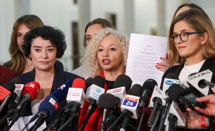 Posłanki Lewicy Anna Maria Żukowska  i Katarzyna Kotula oraz senator Magdalena Biejat podczas konfer