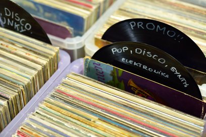 Płyty winylowe od klasyki rocka i jazzu, przez funk i pop, po elektronikę oraz rzadkie wydania kolek