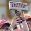 Zwolennik prezydenta USA z gadżetami z wizerunkiem Donalda Trumpa