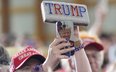 Zwolennik prezydenta USA z gadżetami z wizerunkiem Donalda Trumpa