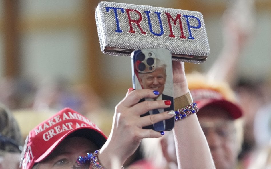 Zwolennik prezydenta USA z gadżetami z wizerunkiem Donalda Trumpa