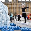 Protest przeciwko brexitowi. Uczestnik przebrany za premier Theresę May odtwarza scenę z filmu „Tita