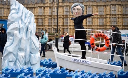 Protest przeciwko brexitowi. Uczestnik przebrany za premier Theresę May odtwarza scenę z filmu „Tita