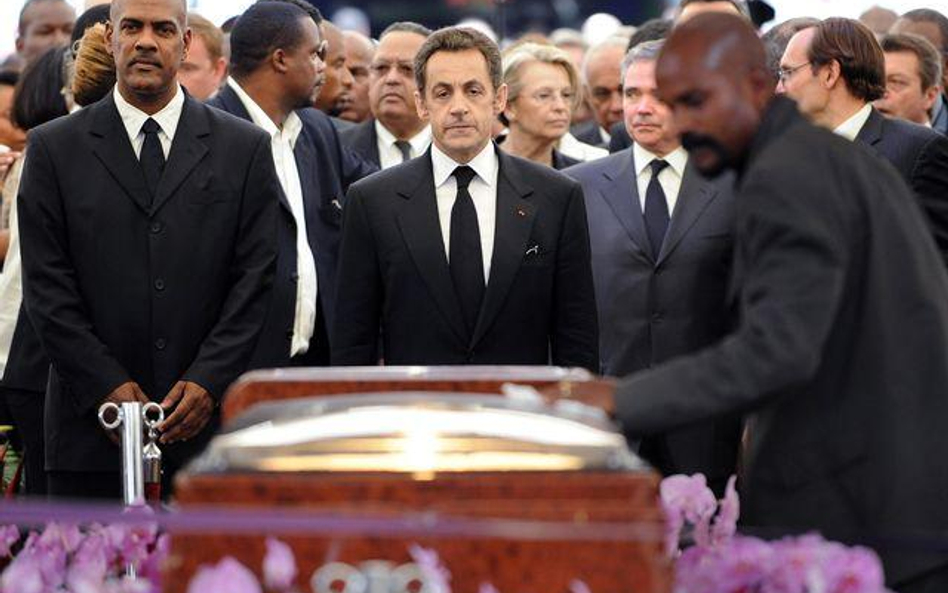 Nicolas Sarkozy (w środku) na pogrzebie poety Aime Cesaire'a