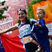 Clémence Calvin z synkiem po zdobyciu w ubiegłym roku w Berlinie wicemistrzostwa Europy w maratonie