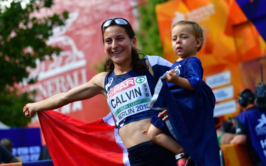 Clémence Calvin z synkiem po zdobyciu w ubiegłym roku w Berlinie wicemistrzostwa Europy w maratonie