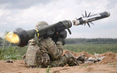 Amerykański żołnierz strzela z wyrzutni Javelin w czasie ćwiczeń „Saber Strike” w Estonii w ubiegłym