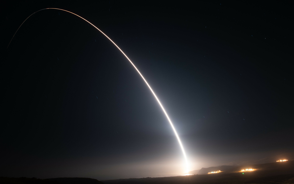 Jedno z ćwiczebnych odpaleń pocisku balistycznego Minuteman III z bazy Vandenberg.