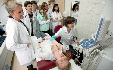 Studenci medycyny płacą za bezpłatne praktyki