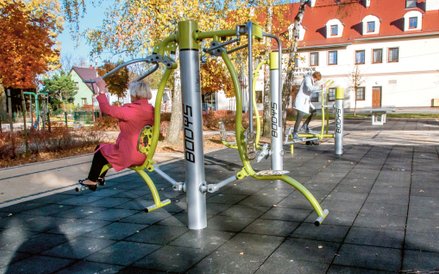 Przy ul. Warmińskiej w Żernikach utworzono nowe alejki, a na bezpiecznej nawierzchni zamontowano 8 s