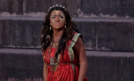 Anna Netrebko w makijażu, który zastosowała jako Aida na festiwalu w Weronie