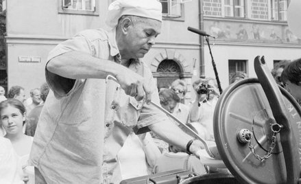 Czas realizacji planu Balcerowicza. Na zdjęciu: Jacek Kuroń rozdaje zupę bezrobotnym.