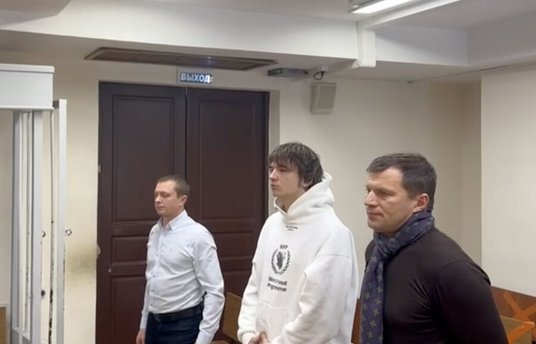 El rapero Vasio (centro, nombre real Nikolai Vasiliev), que acudió a la fiesta sólo con calcetines.