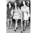 Susan Atkins (z lewej), Patricia Krenwinkel (w środku) i Leslie Van Houten z „Rodziny” Charlesa Mans