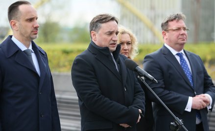 Minister sprawiedliwości, prokurator generalny Zbigniew Ziobro (2L), minister-członek Rady Ministrów