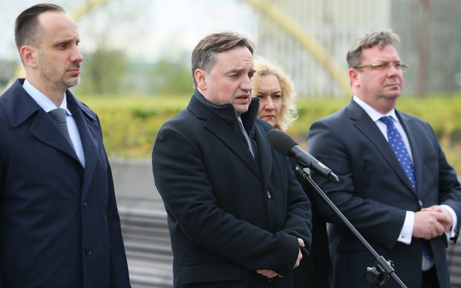 Minister sprawiedliwości, prokurator generalny Zbigniew Ziobro (2L), minister-członek Rady Ministrów