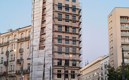 Spod płach osłaniających rusztowania wyłania się nowa elewacja