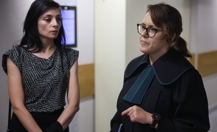 Joanna i jej pełnomocniczka, adwokat Kamila Ferenc, przed rozprawą w siedzibie Sądu Okręgowego w Kra