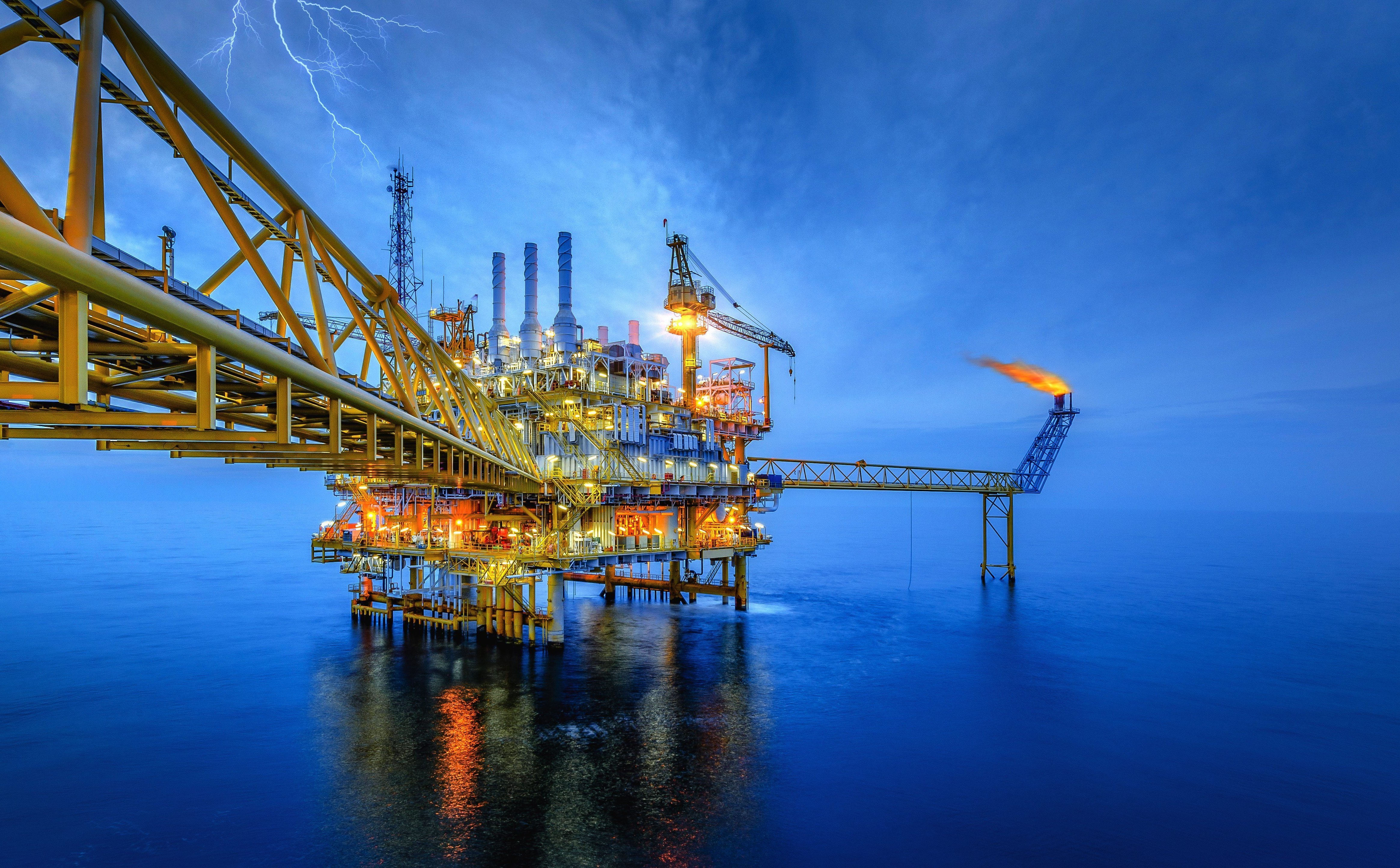 Spółki zabezpieczają się przed zawirowaniami na światowych rynkach ropy